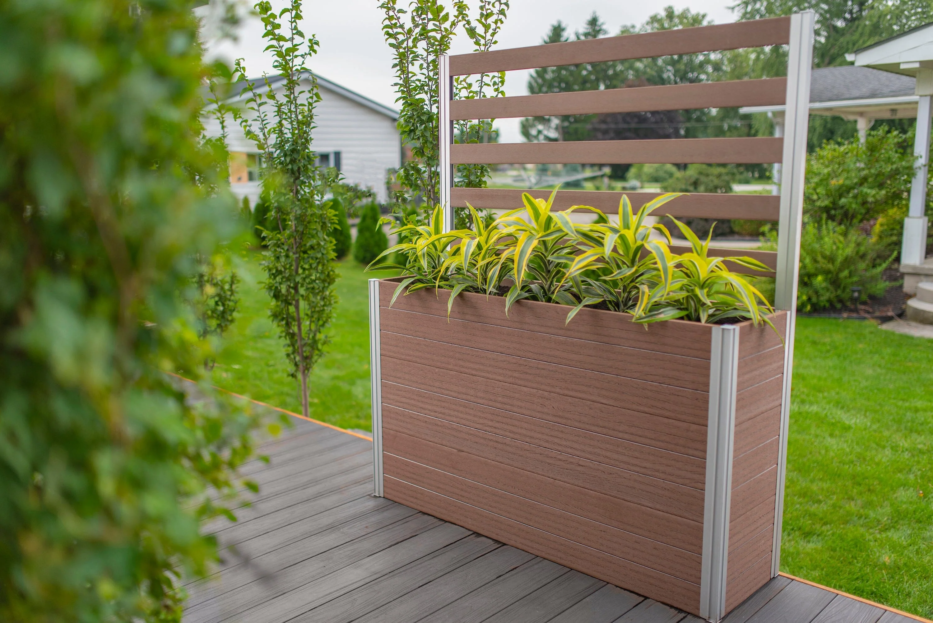 URBANA Large Parklette with Trellis - Image 5